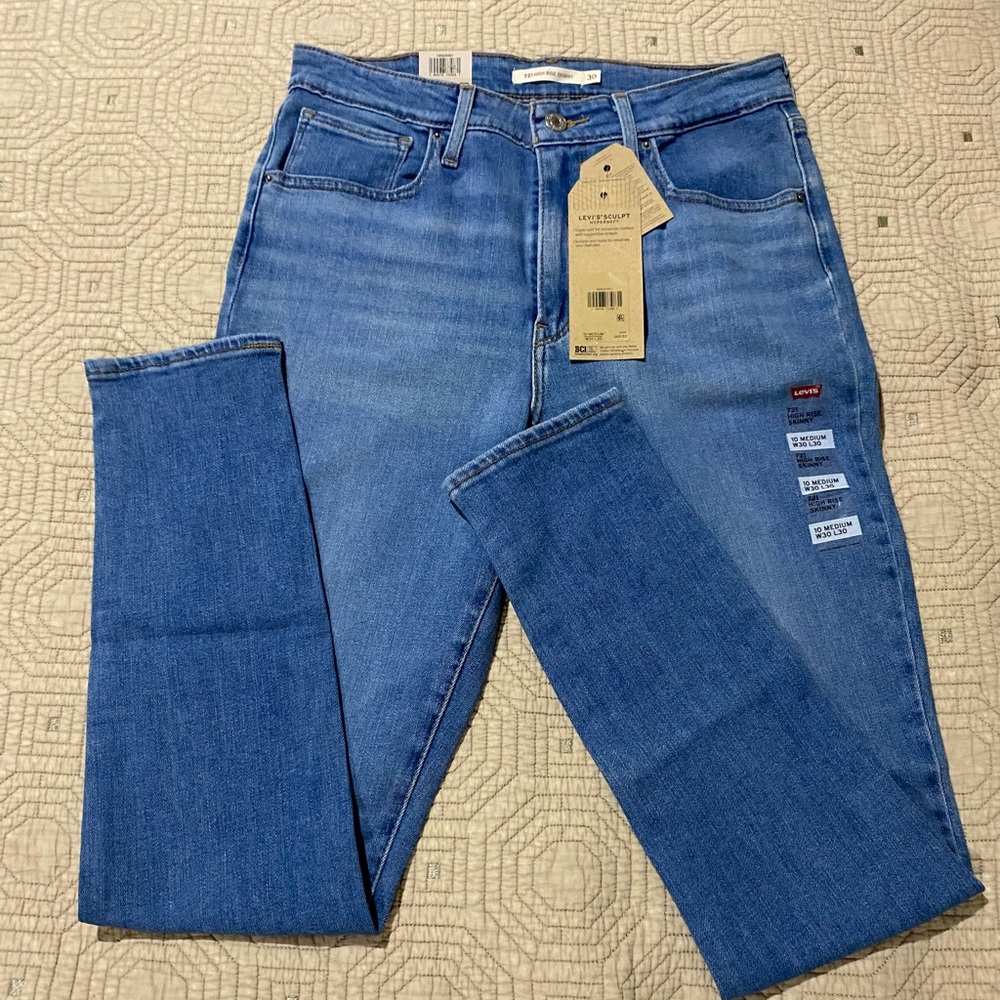 Levi's 721 High-Rise Skinny Jeans
10 Medium W30 L30